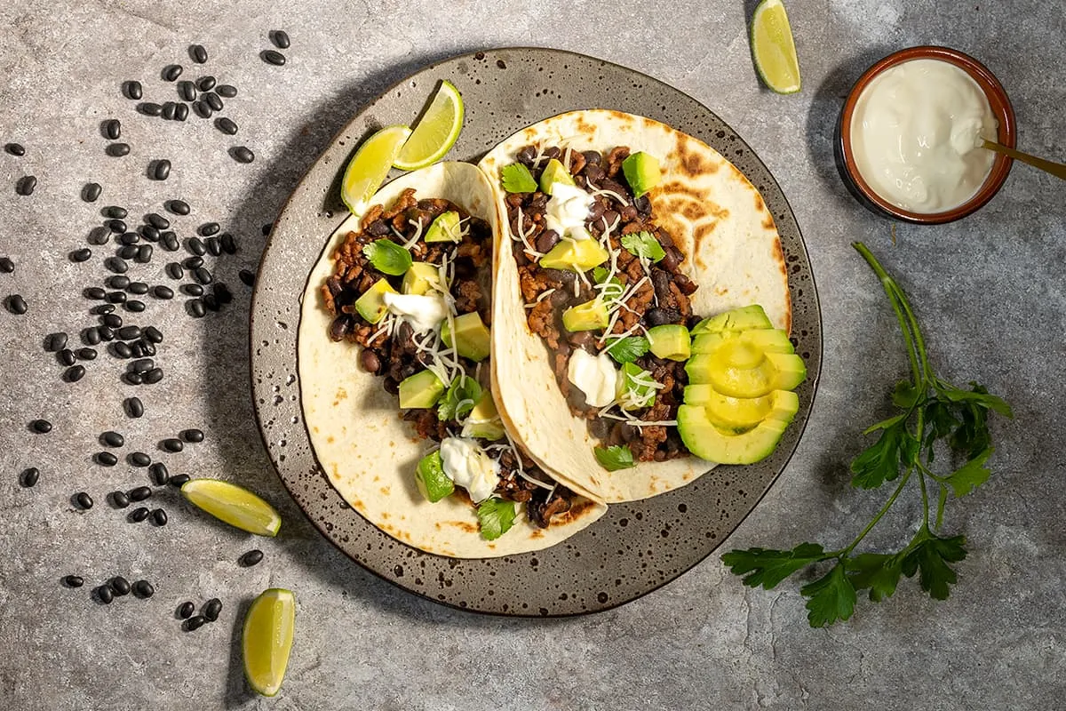 Burrito au bœuf, haricots noirs et avocat
