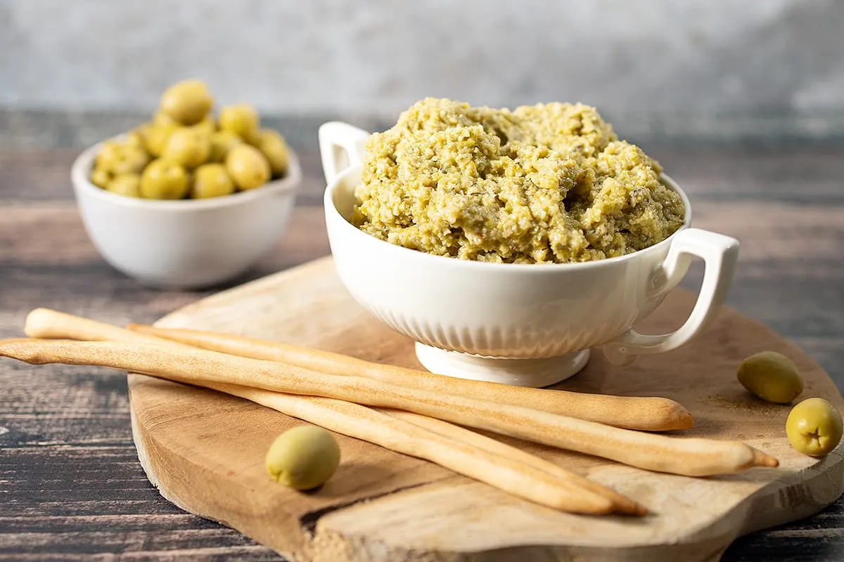 Tapenade aux olives, ail et câpres - délicieuse tapenade fraîche