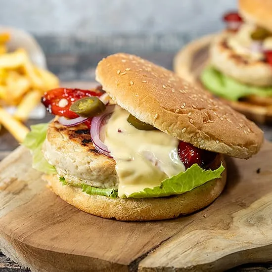Recette: Burger de dinde maison à la sauce fromage fondante