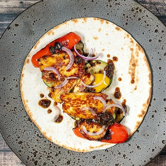 Recette: Wraps halloumi grillé et aux légumes