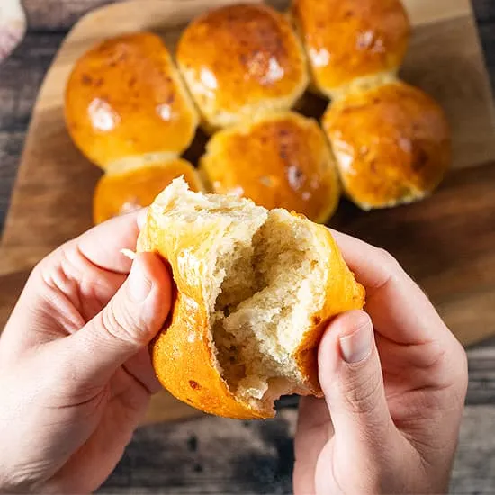 Recette: Pain à partager à l’ail et à l’oignon