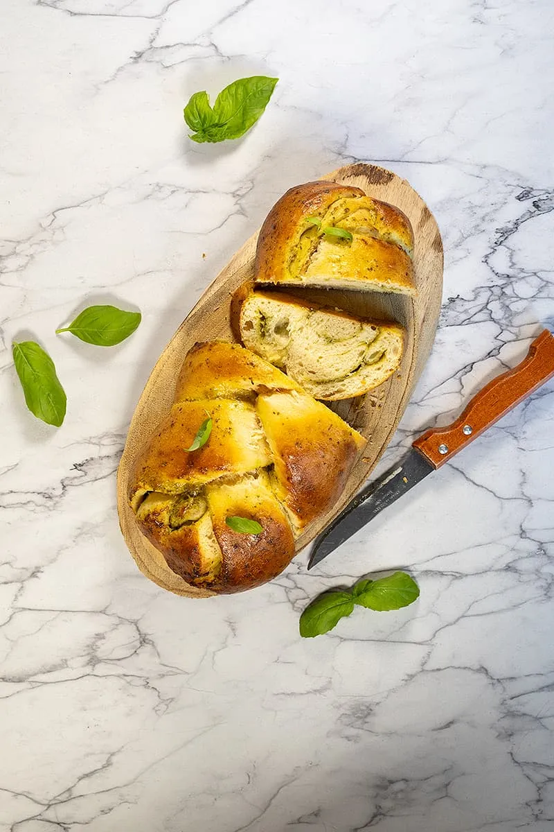 Pain au pesto - un pain tressé léger avec du pesto