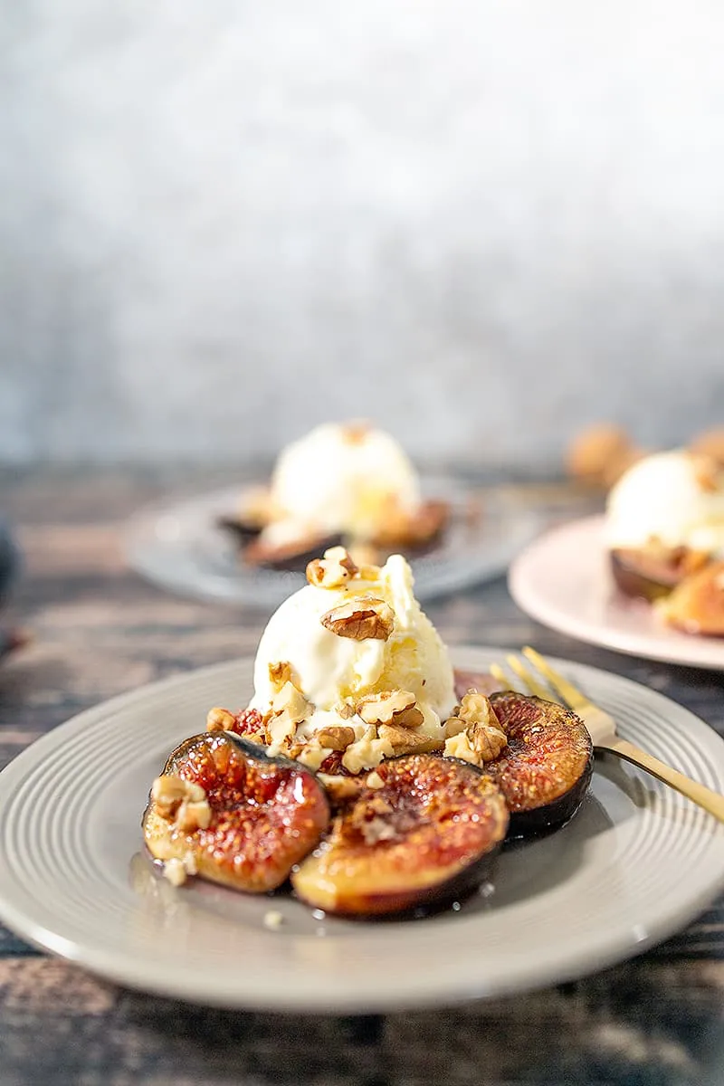 Figues rôties au miel, glace à la vanille et noix