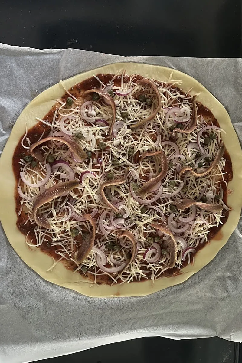 Préparation de la pizza aux anchois et câpres