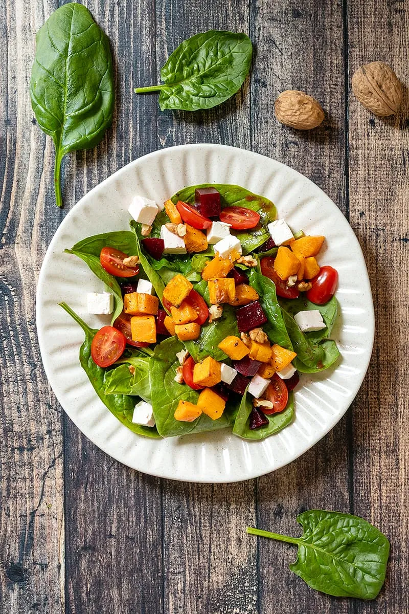 Salade d’épinards et patate douce - délicieux avec de la betterave rouge
