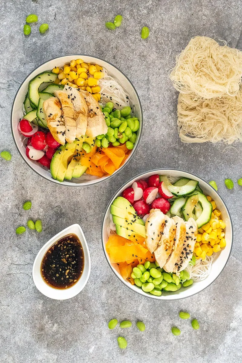 Bol de poulet à l'asiatique – délicieux avec des vermicelles ou du riz