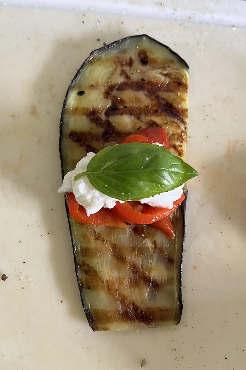Préparation des rouleaux d’aubergine