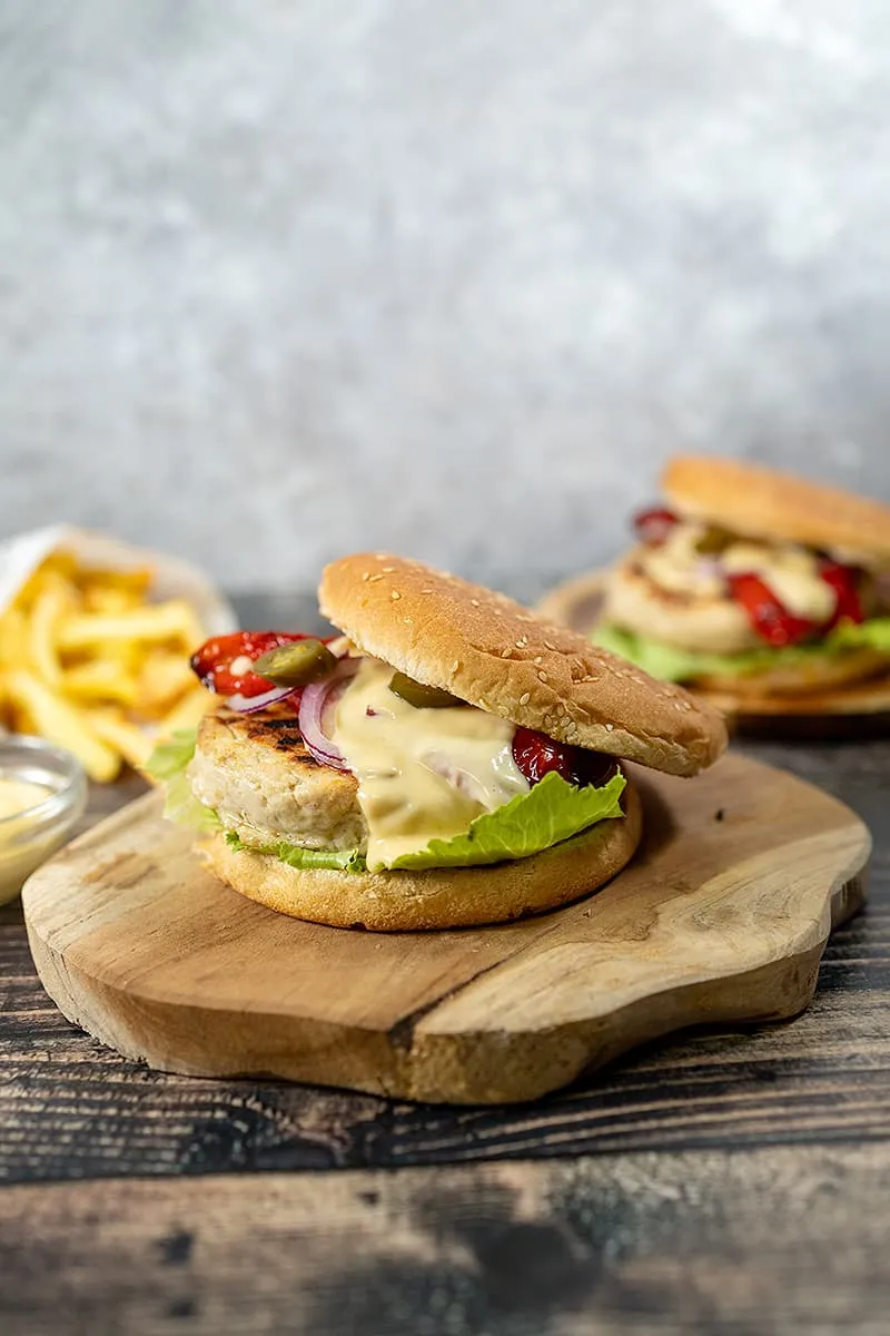 Burger de dinde maison à la sauce fromage fondante et poivron grillé