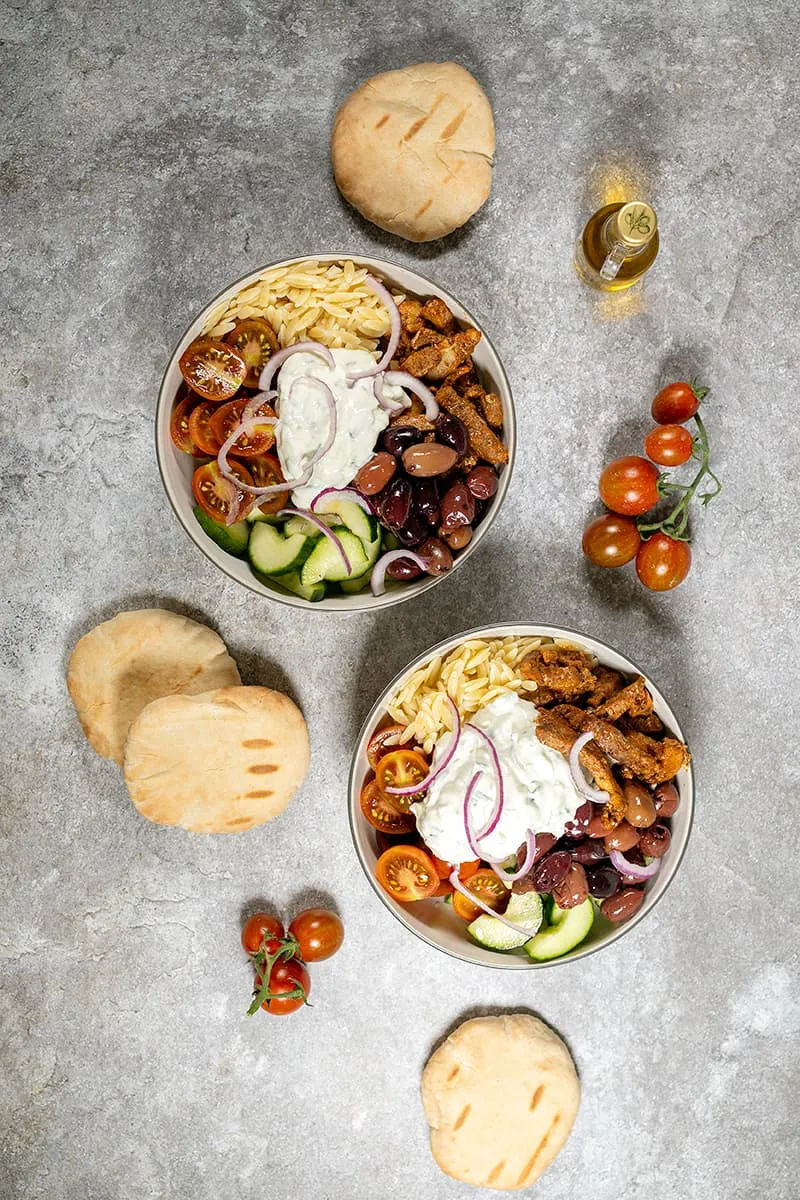 Bol de gyros et tzatziki à la grecque