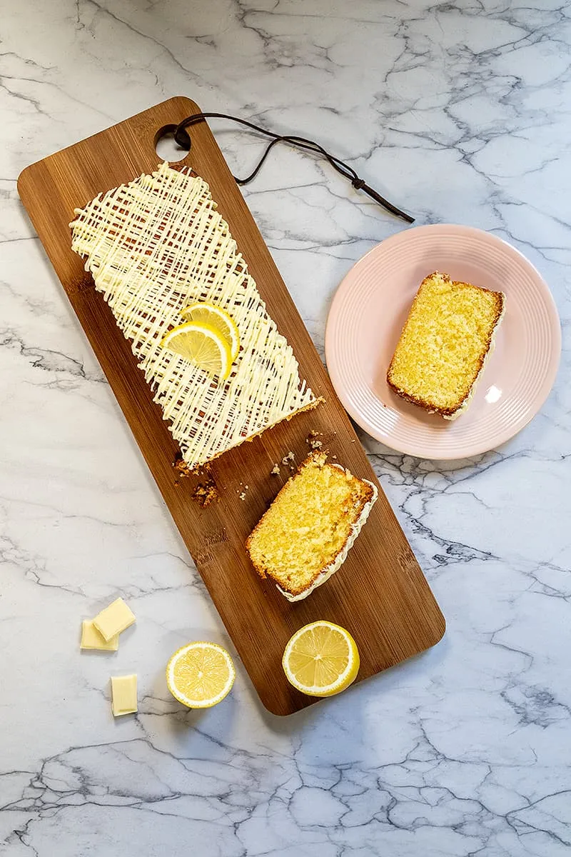 Gâteau au citron glaçage chocolat blanc - un gâteau moelleux et frais