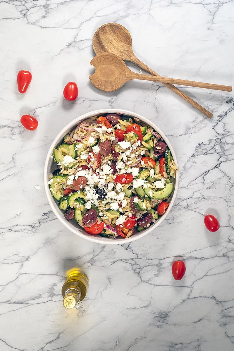 Salade d'orzo à la grecque - avec une vinaigrette au citron fraîche