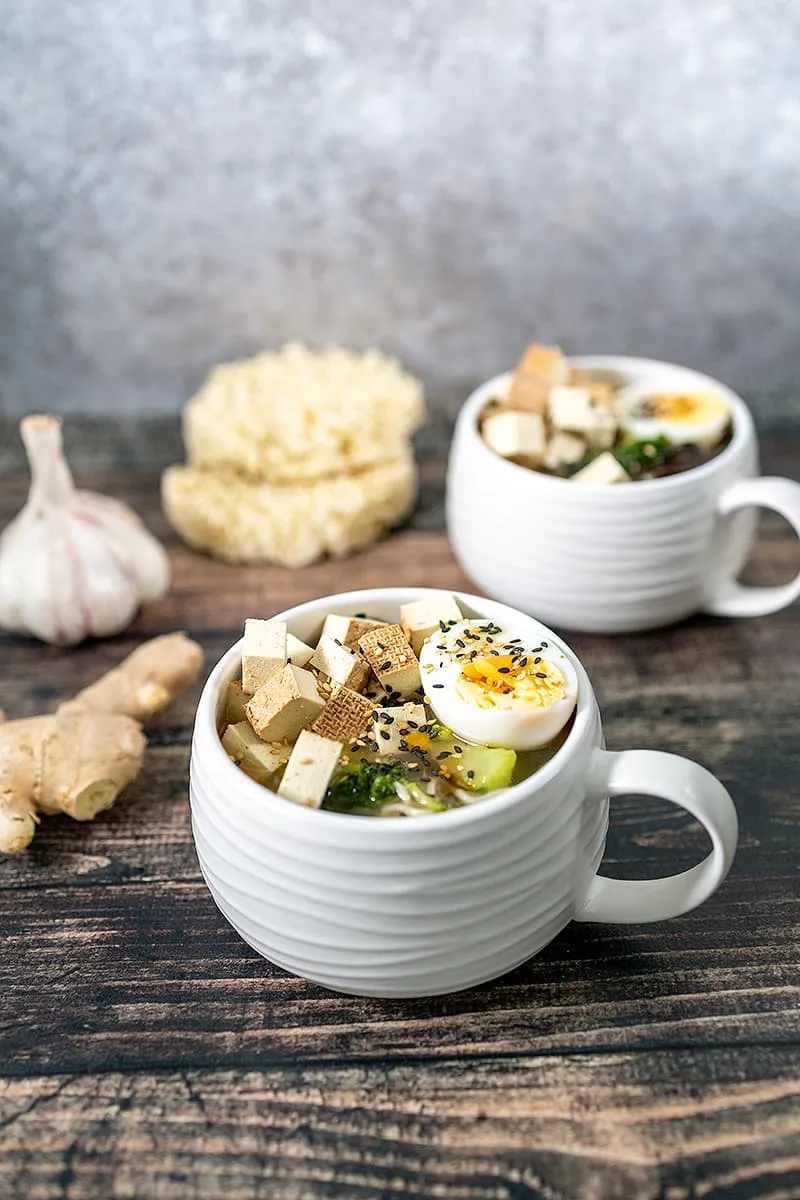 Soupe asiatique aux nouilles et tofu, champignons et brocoli