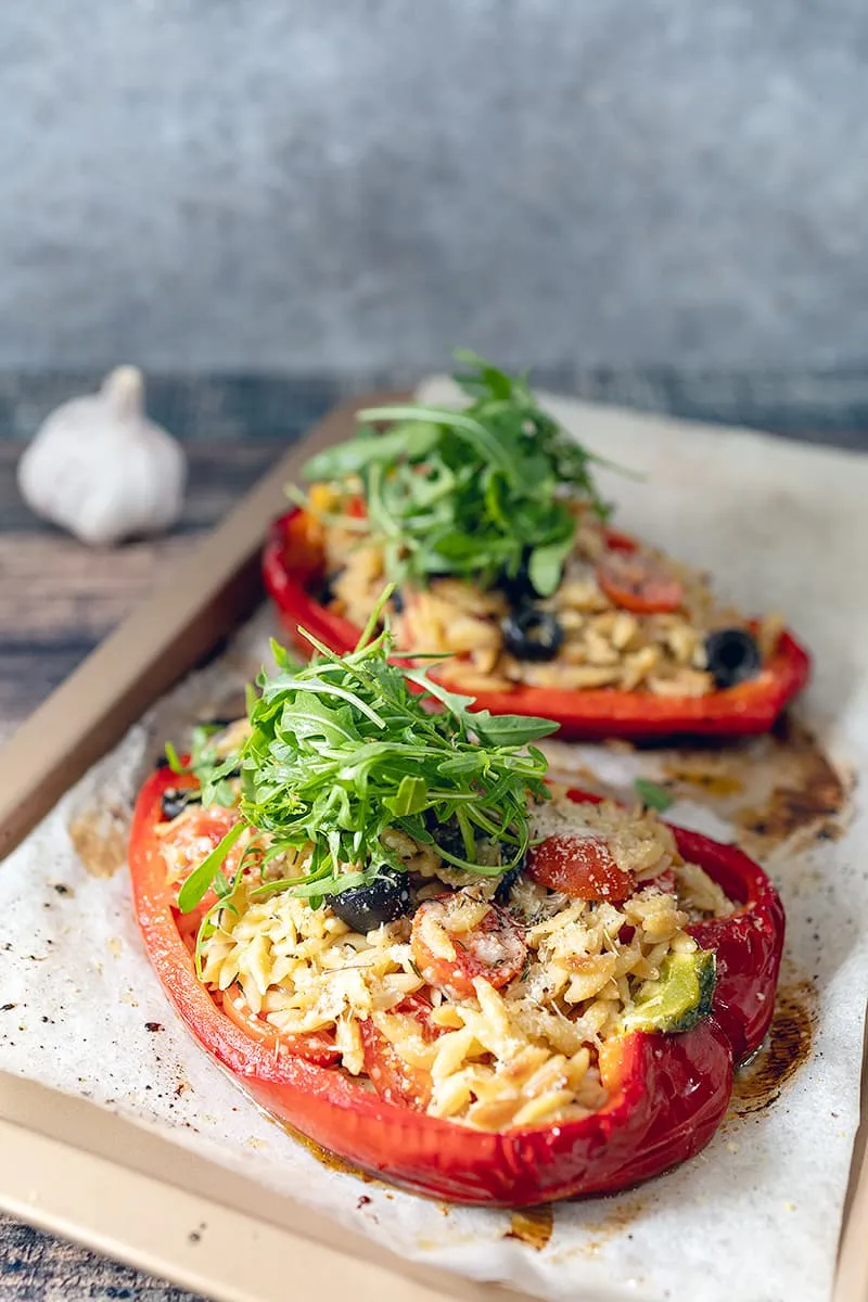 Poivrons farcis à l’orzo - délicieux poivrons végétariens
