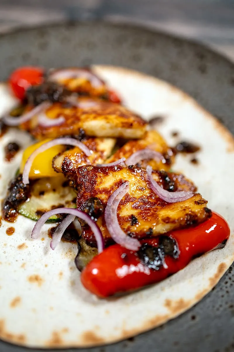 Wraps halloumi grillé et aux légumes avec sauce chipotle