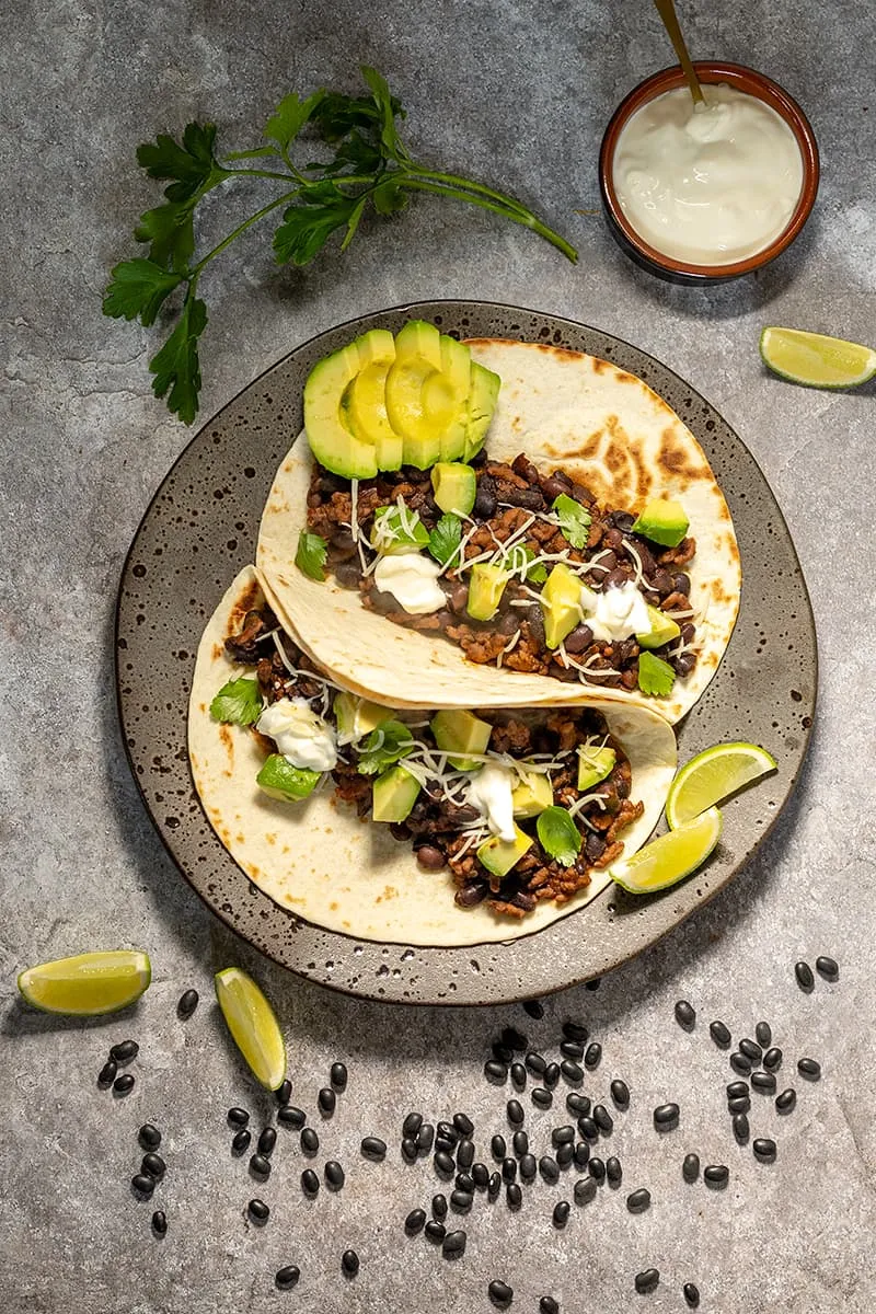 Burrito au bœuf, haricots noirs et avocat
