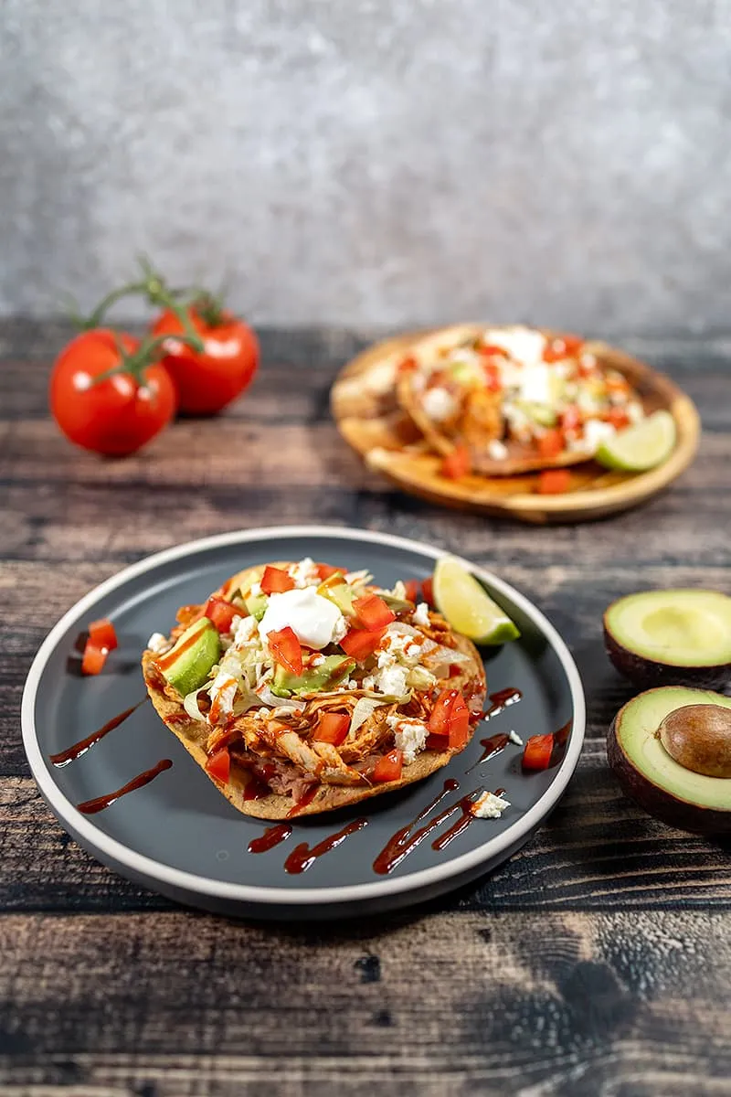 Tostada mexicaine au poulet et haricots - tortillas mexicaines frites