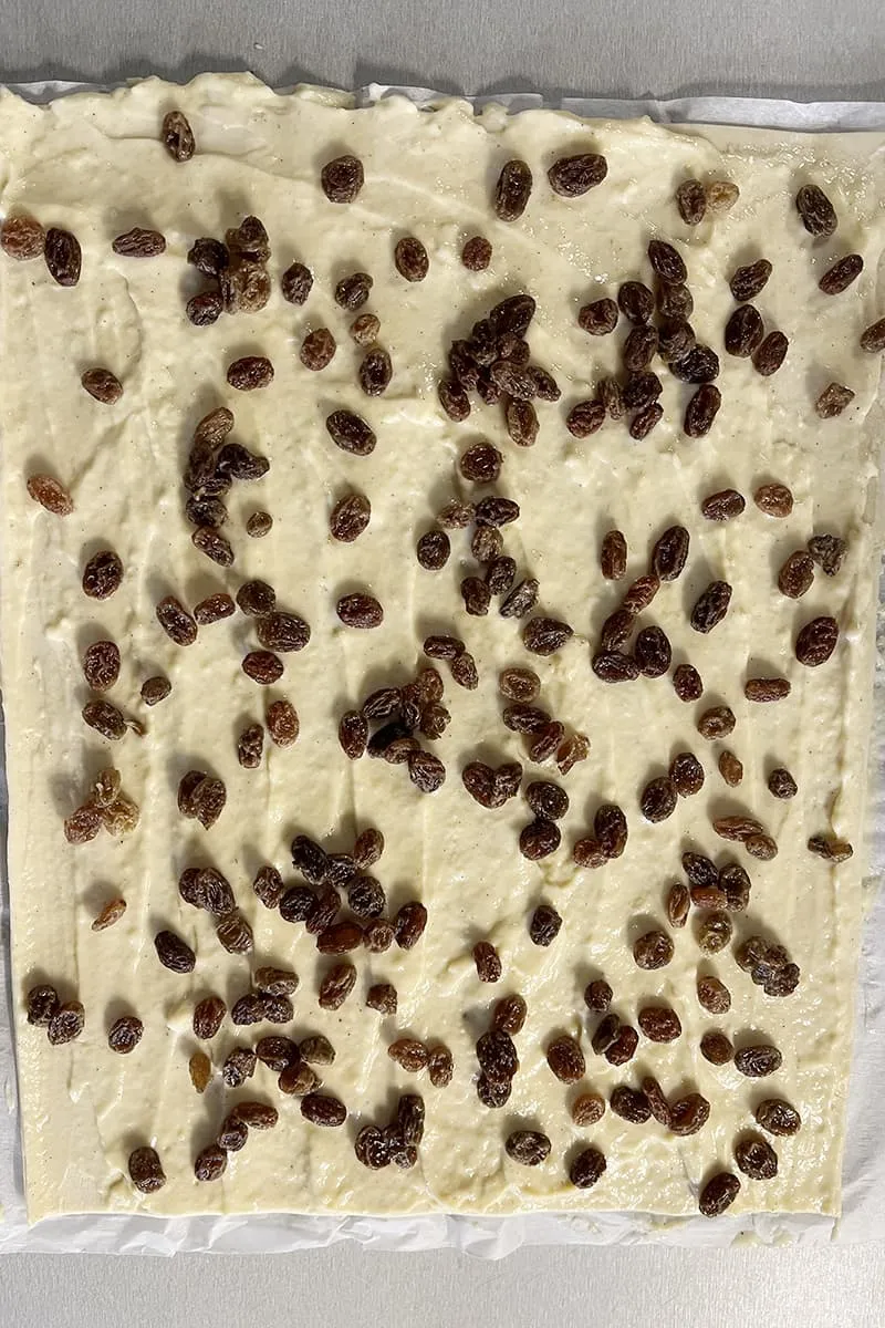 Rouler les pains aux raisins en pâte feuilletée